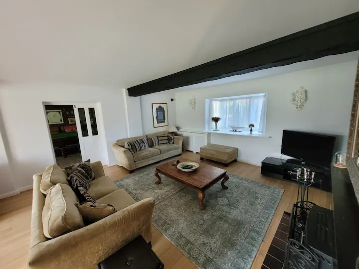 8 Bedroom Home In Farnborough